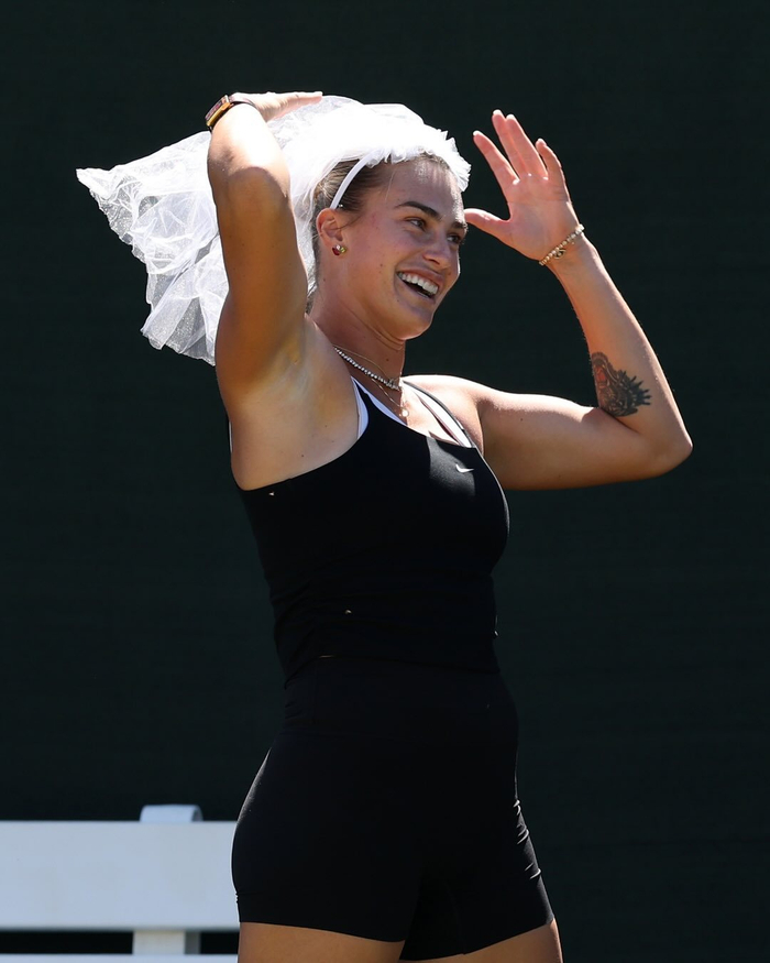 平台-萨巴伦卡戴婚纱头饰训练场撒糖，晋级印第安维尔斯8强|WTA|阿丽娜·萨巴伦卡|WTA1000|婚礼|新星_新浪体育_新浪新闻